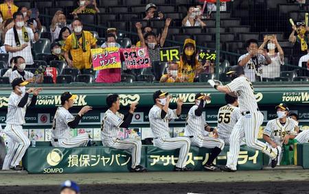 ６回阪神１死、阪神ジェリー・サンズはソロを放ちナインに迎えられる＝甲子園（撮影・山口登）