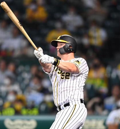 ６回阪神、２打席連続の１１号ソロを放つ阪神・ジェリー　サンズ＝甲子園（撮影・飯室逸平）