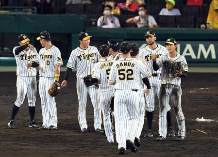 勝率を５割に戻し喜ぶ阪神・小幡竜平（右端）ら阪神ナイン＝甲子園（撮影・山口登）