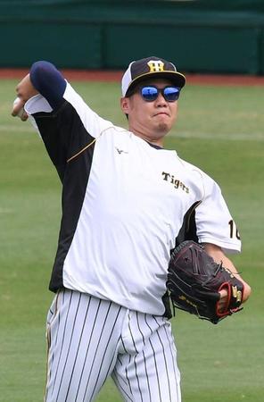 　キャッチボールで調整する西勇