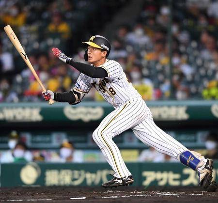 中日戦の５回、阪神１０代野手として２３年ぶりの甲子園プロ初安打を放つ小幡＝２７日