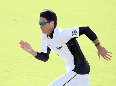 ダッシュを繰り返す阪神・藤浪晋太郎＝マツダスタジアム（撮影・田中太一）