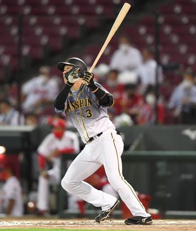 ７回、ソロを放つ阪神・大山＝マツダスタジアム（撮影・飯室逸平）