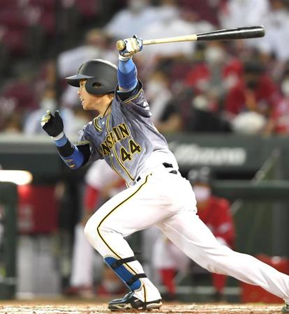 ９回、同点打を放つ阪神・梅野＝マツダスタジアム（撮影・飯室逸平）