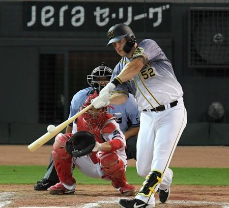 ９回、安打を放つ阪神・サンズ＝マツダスタジアム（撮影・田中太一）