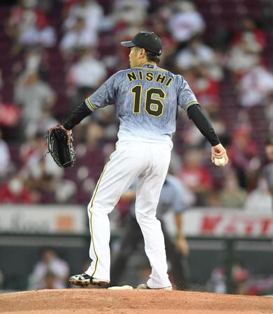 ３回、ボークをとられる阪神・西勇＝マツダスタジアム（撮影・飯室逸平）