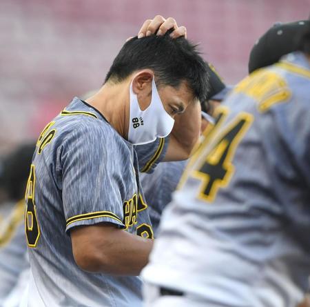 ベンチで冴えない表情の阪神・矢野監督＝マツダスタジアム（撮影・飯室逸平）