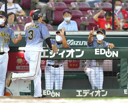 ソロを放って生還した大山（３）を迎える阪神・矢野監督（右）＝マツダスタジアム（撮影・立川洋一郎）