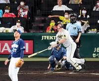 　４回、サンズは右中間に逆転３ランを放つ（投手・柳）