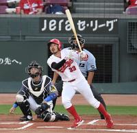 １回、先制ソロを放つ広島・菊池涼＝マツダスタジアム（撮影・田中太一）