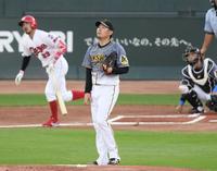 １回、広島・菊池涼に先制ソロを許す阪神・西勇＝マツダスタジアム（撮影・田中太一）
