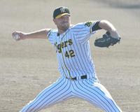 　６回に登板したエドワーズ＝西宮市・鳴尾浜球場（撮影・林俊志）