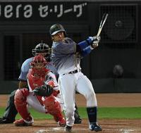 ５回、適時二塁打を放つ阪神・梅野＝マツダスタジアム（撮影・田中太一）