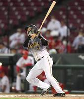 ７回、ソロを放つ阪神・大山＝マツダスタジアム（撮影・飯室逸平）
