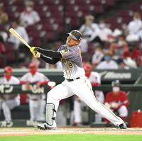 ７回、代打で空振り三振に倒れる阪神・福留＝マツダスタジアム（撮影・飯室逸平）