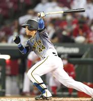 ９回、同点打を放つ阪神・梅野＝マツダスタジアム（撮影・飯室逸平）