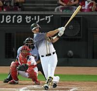 ９回、安打を放つ阪神・サンズ＝マツダスタジアム（撮影・田中太一）