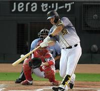 ９回、安打を放つ阪神・サンズ＝マツダスタジアム（撮影・田中太一）