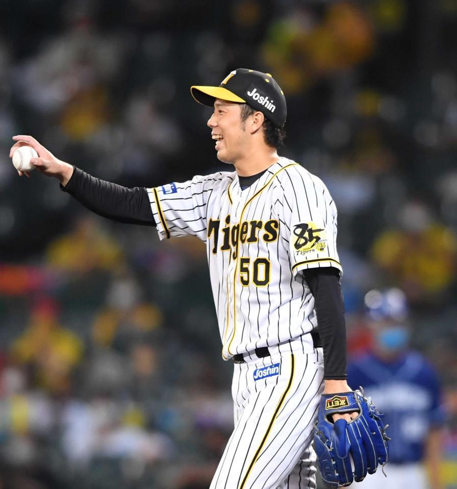 　７回、笑顔で野手に声をかける青柳