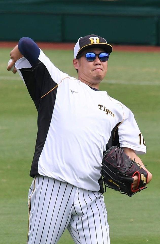 　キャッチボールで調整する西勇