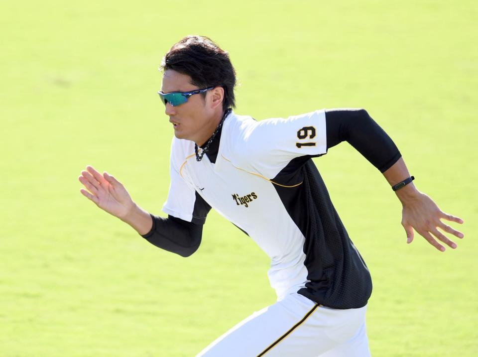 ダッシュを繰り返す阪神・藤浪晋太郎＝マツダスタジアム（撮影・田中太一）