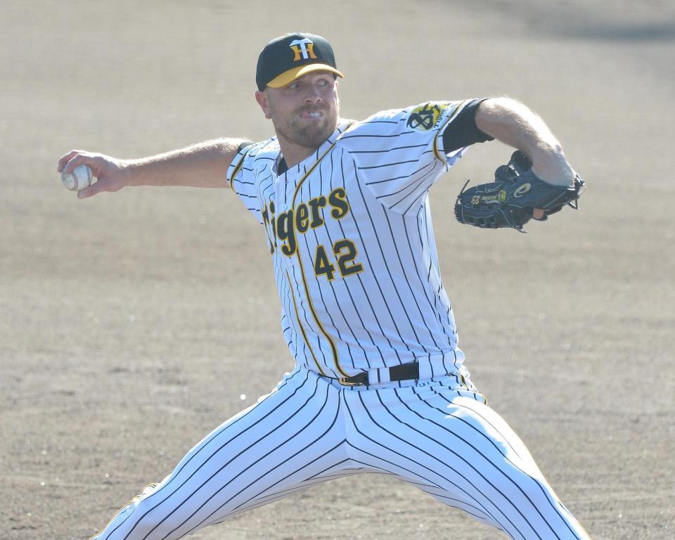 　６回に登板したエドワーズ＝西宮市・鳴尾浜球場（撮影・林俊志）