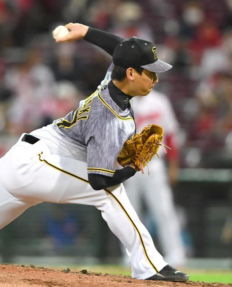 ９回、力投する阪神・岩崎優＝マツダスタジアム（撮影・飯室逸平）