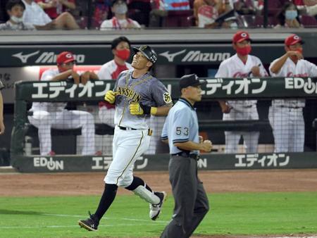 　７回、左飛に倒れ悔しがる糸井