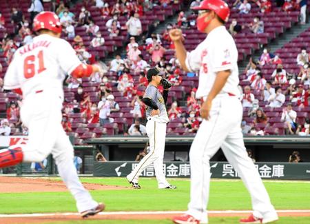 　２回、坂倉に２ランを浴びる西勇（中央）＝撮影・飯室逸平
