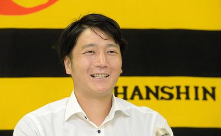 入団会見で質問に答える阪神・小林慶祐＝２９日午後、兵庫県西宮市（代表撮影）　