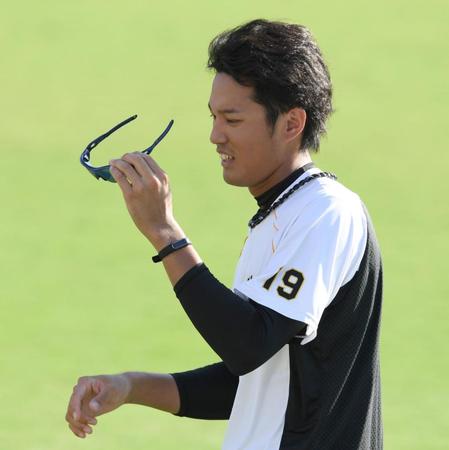 　練習で汗を流す藤浪（撮影・田中太一）