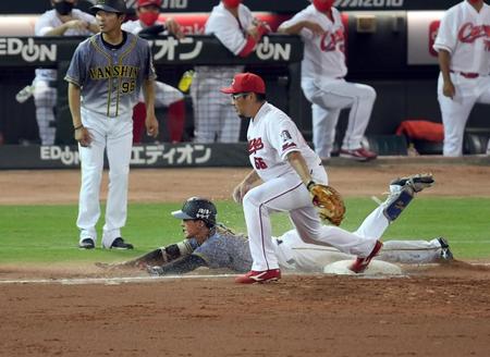 　３回、内野安打を放ちヘッドスライディングを決める小幡（撮影・田中太一）