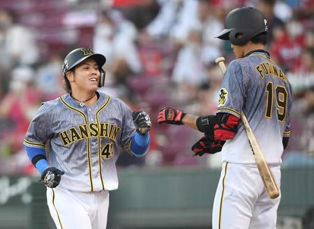 　２回、藤浪とタッチを交わす梅野（撮影・飯室逸平）