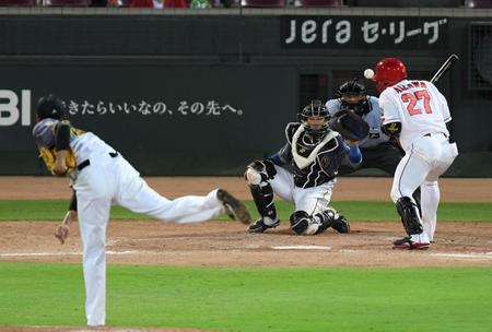　５回、会沢に死球を与える藤浪（撮影・田中太一）