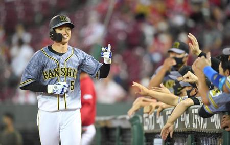 　８回、３号ソロを放ち笑顔でナインとエアタッチを交わす近本（撮影・飯室逸平）