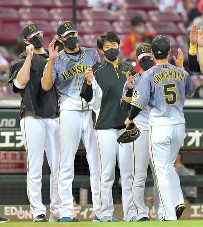 　勝利が決まりナインを出迎える岩貞（中央）ら（撮影・立川洋一郎）