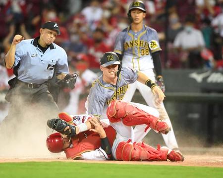 　７回、梅野の安打で本塁を狙うも捕殺されるサンズ（撮影・飯室逸平）