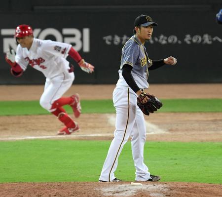 　５回、田中広を打ち取り満塁のピンチを切り抜ける岩貞（撮影・田中太一）