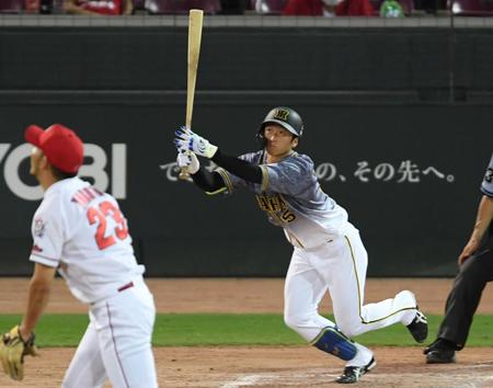 　８回、右越えへソロを放つ近本（撮影・田中太一）