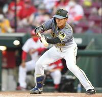 　２回、スクイズを決める小幡（撮影・飯室逸平）