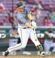 　２回、中前打を放つサンズ（撮影・立川洋一郎）