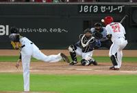 　５回、会沢に死球を与える藤浪（撮影・田中太一）