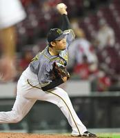 　５回、２死満塁のピンチをしのぐ好リリーフを見せた岩貞（撮影・飯室逸平）