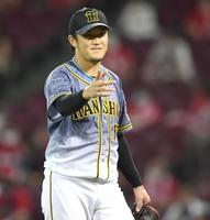 　６回、好リリーフを見せた岩貞（撮影・飯室逸平）