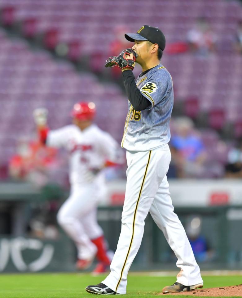 　２回、坂倉（左）に２ランを浴び、肩を落とす西勇