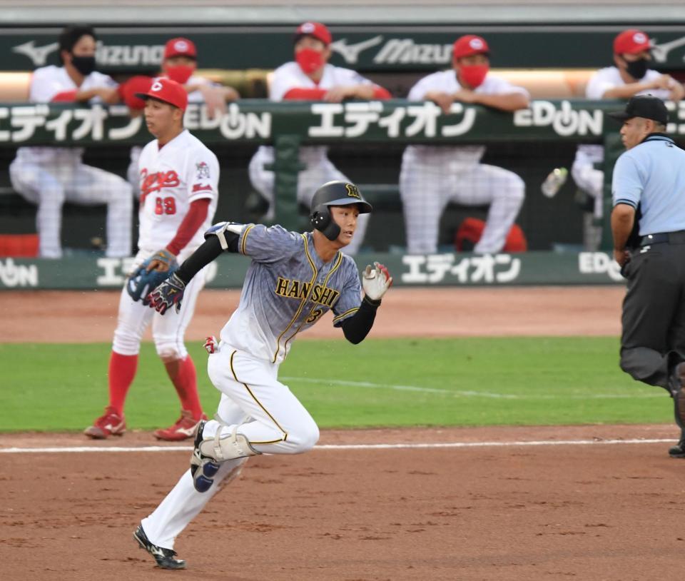 　２回、スクイズを決めた小幡は敵失の間に二塁へ走る（撮影・田中太一）