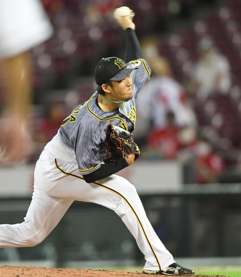 　５回、２死満塁のピンチをしのぐ好リリーフを見せた岩貞（撮影・飯室逸平）