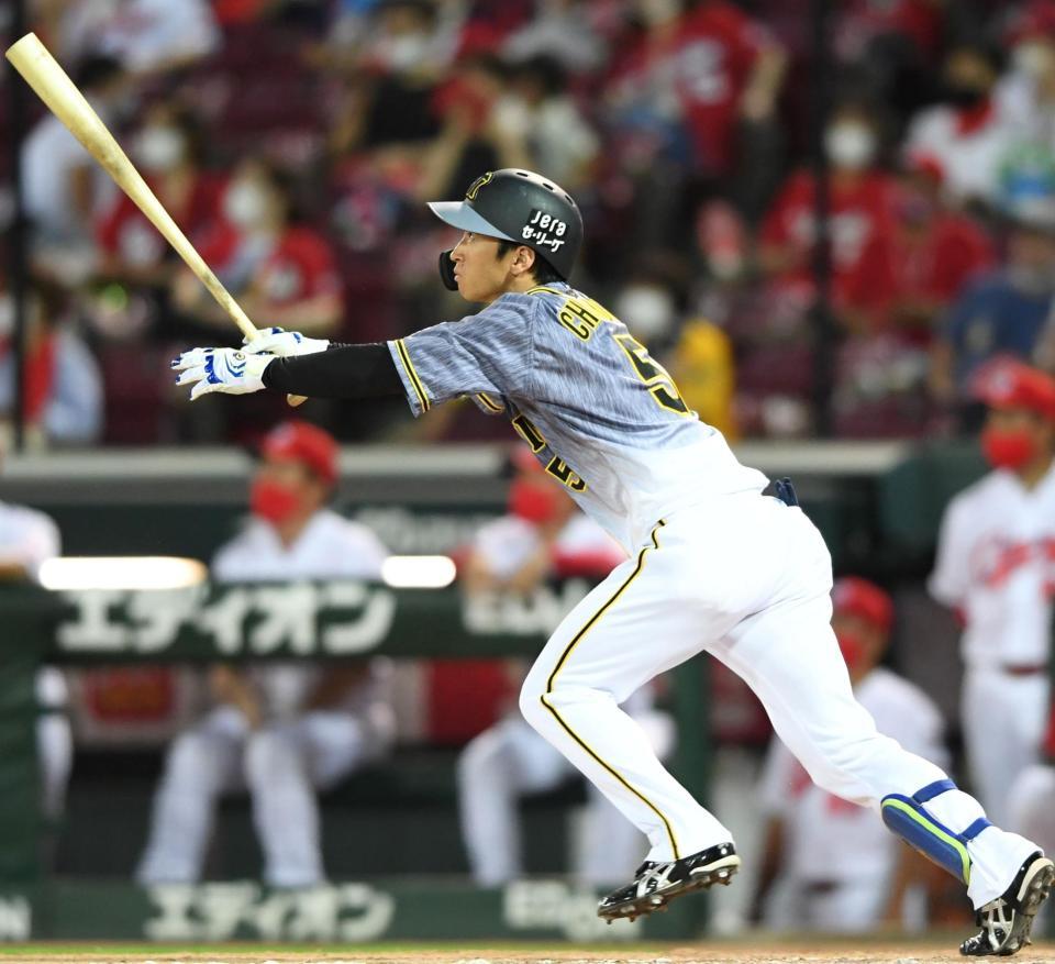 　８回、右越えに３号ソロを放つ近本（撮影・飯室逸平）