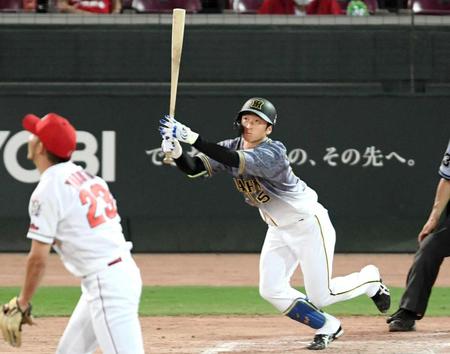 　８回、右越えへソロを放つ近本
