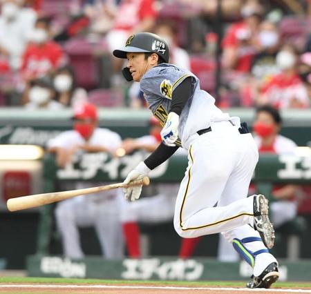 １回阪神無死、内野安打を放つ阪神・近本光司＝マツダスタジアム（撮影・飯室逸平）